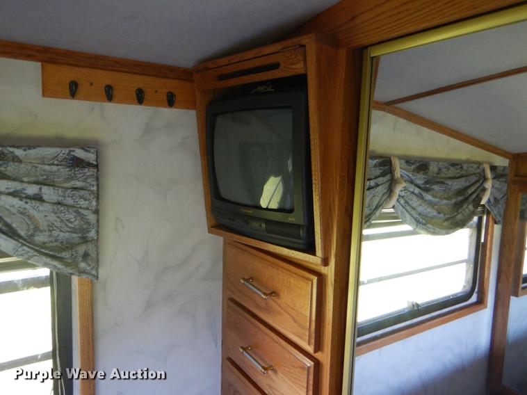 image for item FT9608 1993 Fleetwood Avion 345G camper