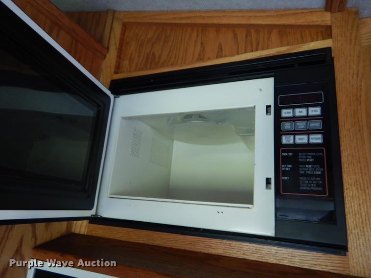 image for item FT9608 1993 Fleetwood Avion 345G camper