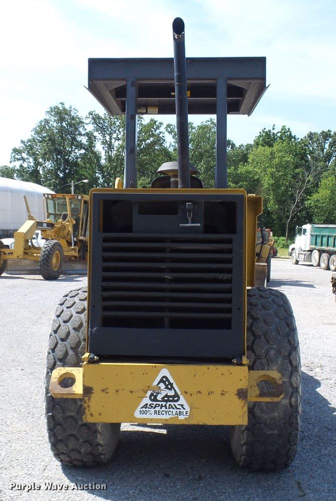 image for item DB2216 2001 Caterpillar CS-433C single drum vibratory roller