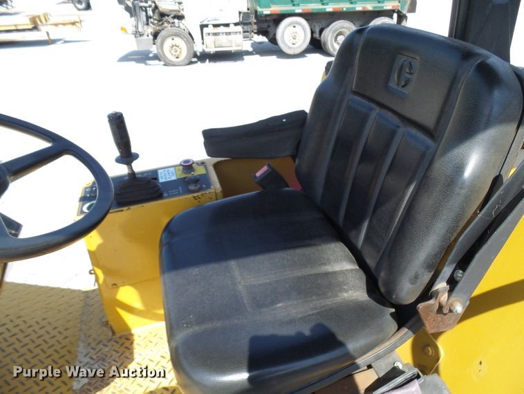 image for item DB2216 2001 Caterpillar CS-433C single drum vibratory roller