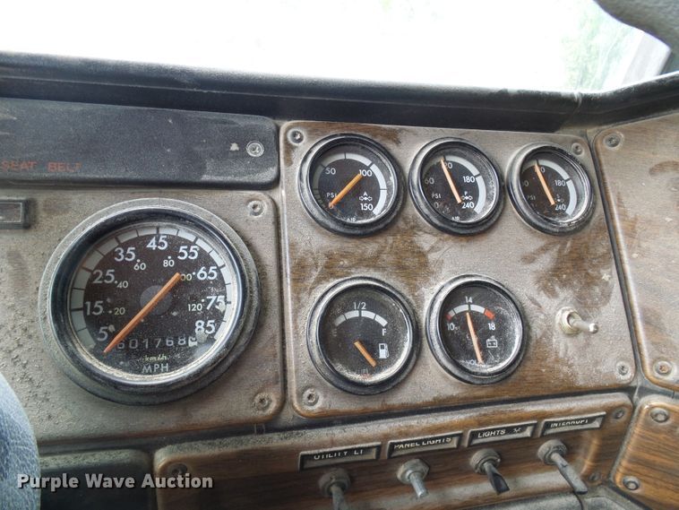 image for item DB2217 1995 Freightliner FLD dump truck