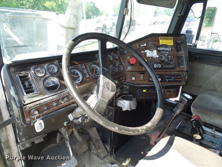 image for item DB2220 1993 Freightliner FLD dump truck
