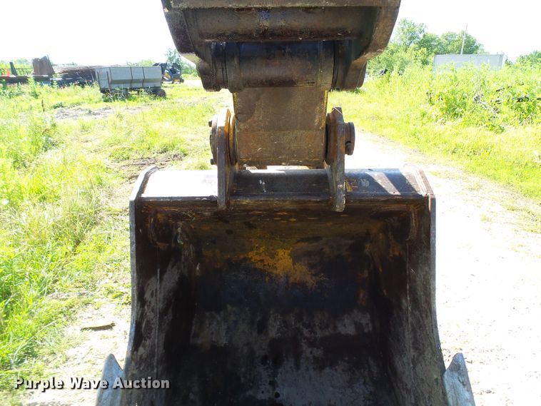 image for item DB2226 2003 John Deere 160C LC excavator