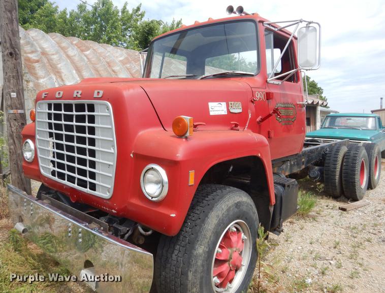 image for item DD6183 1973 Ford 900 truck cab and chassis