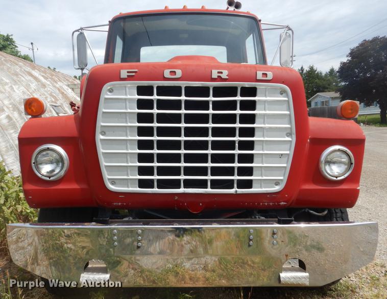 image for item DD6183 1973 Ford 900 truck cab and chassis