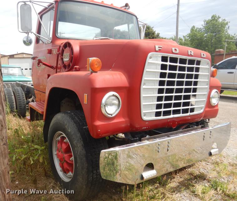 image for item DD6183 1973 Ford 900 truck cab and chassis