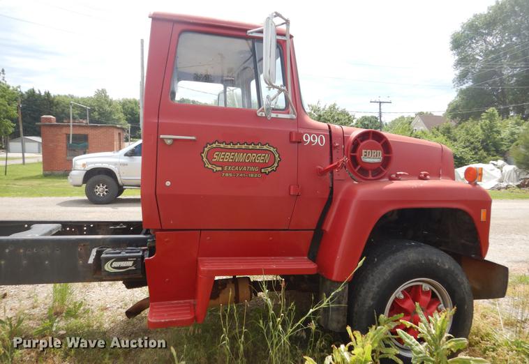 image for item DD6183 1973 Ford 900 truck cab and chassis