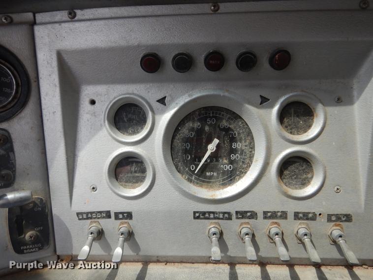 image for item DD6183 1973 Ford 900 truck cab and chassis