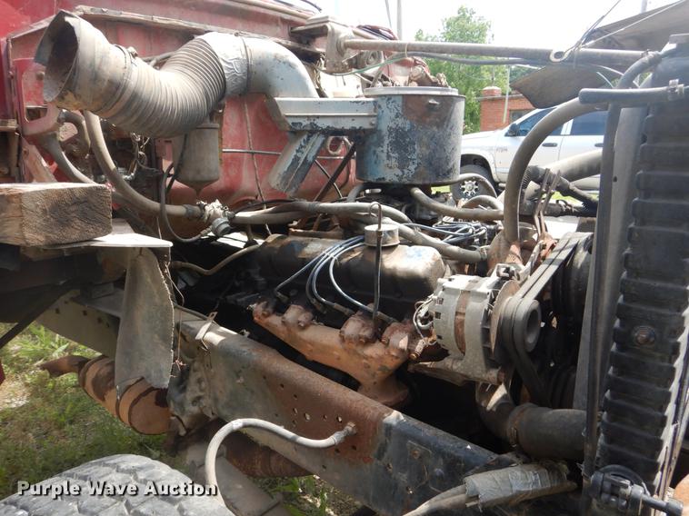 image for item DD6183 1973 Ford 900 truck cab and chassis