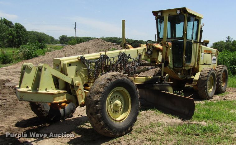 image for item DD6202 John Deere 670A motor grader