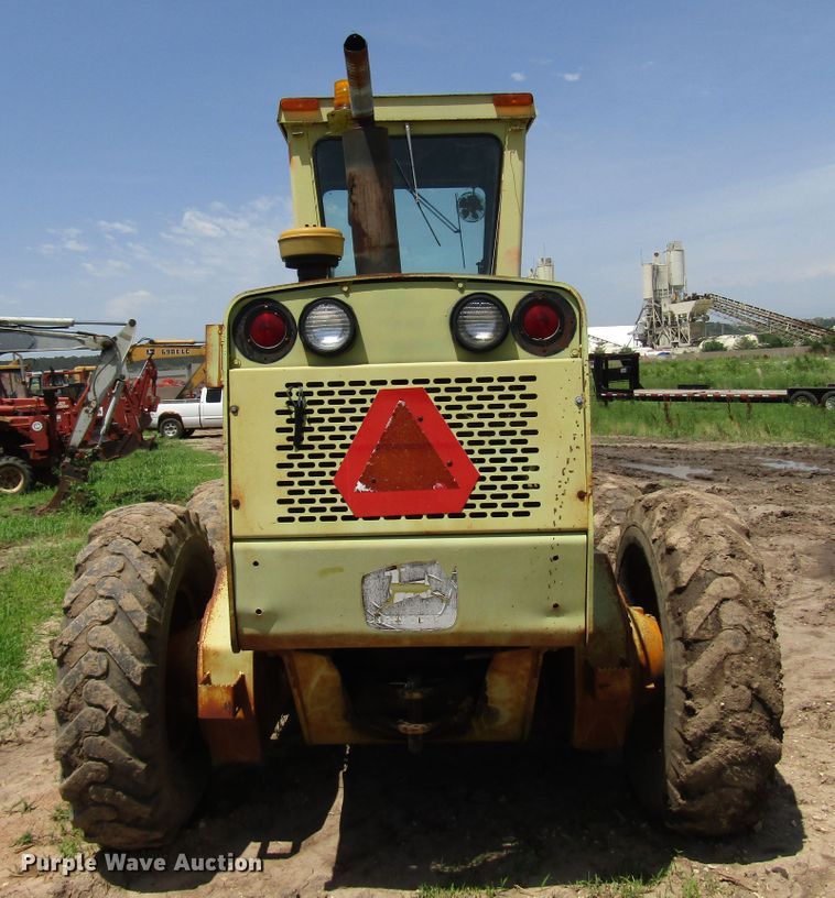 image for item DD6202 John Deere 670A motor grader