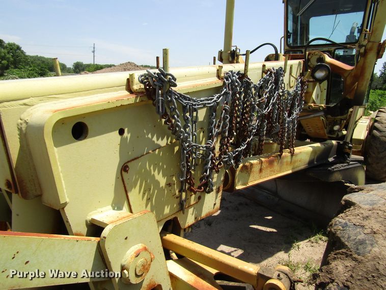 image for item DD6202 John Deere 670A motor grader