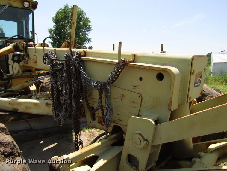 image for item DD6202 John Deere 670A motor grader