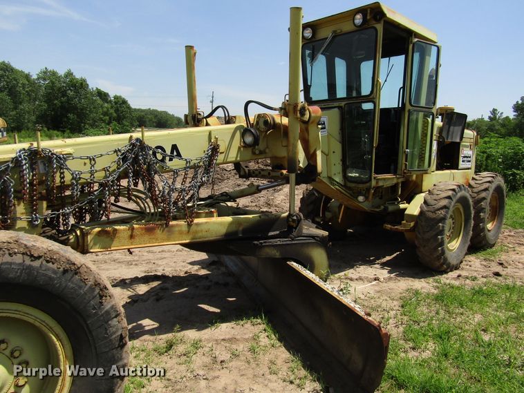 image for item DD6202 John Deere 670A motor grader