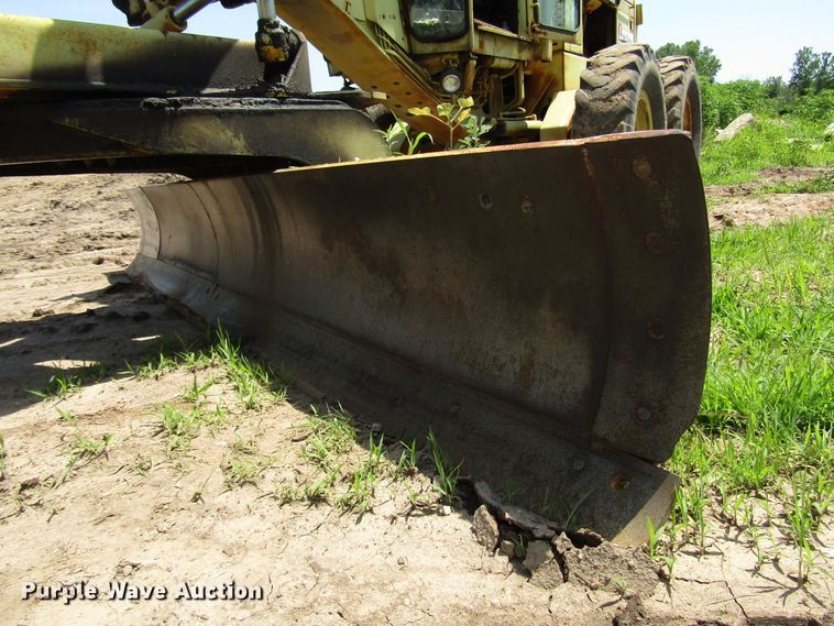 image for item DD6202 John Deere 670A motor grader