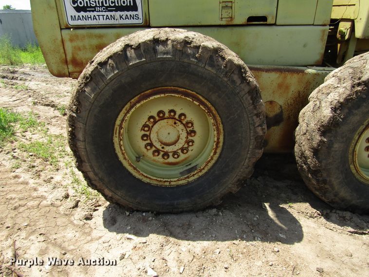 image for item DD6202 John Deere 670A motor grader