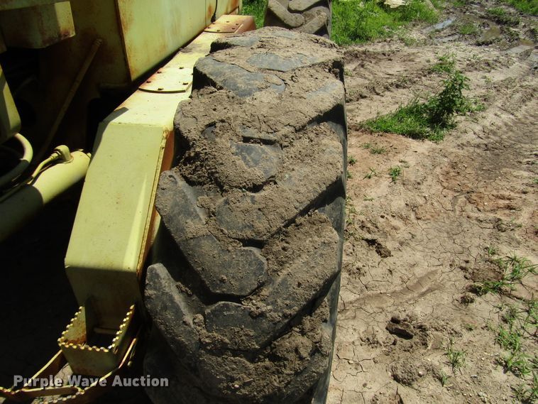 image for item DD6202 John Deere 670A motor grader