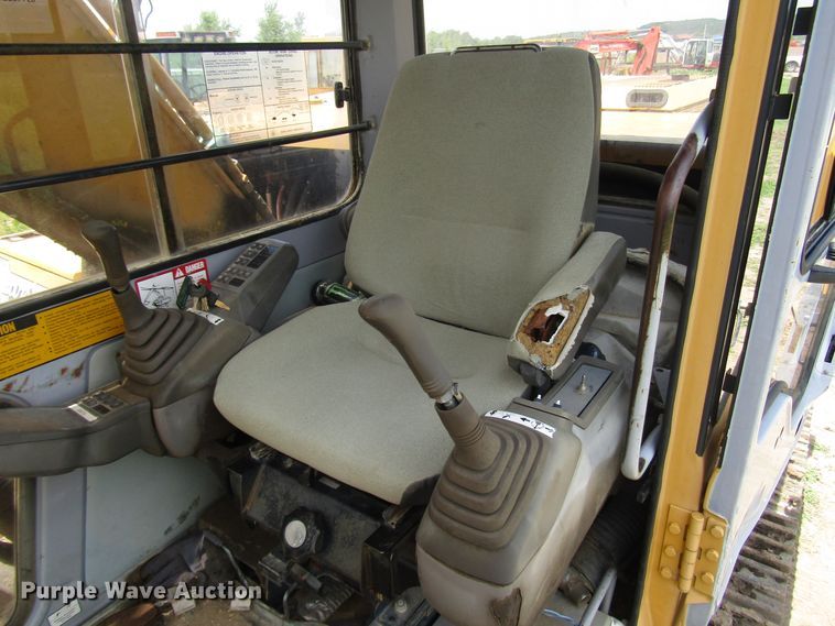 image for item DD6204 1995 John Deere 690E LC excavator