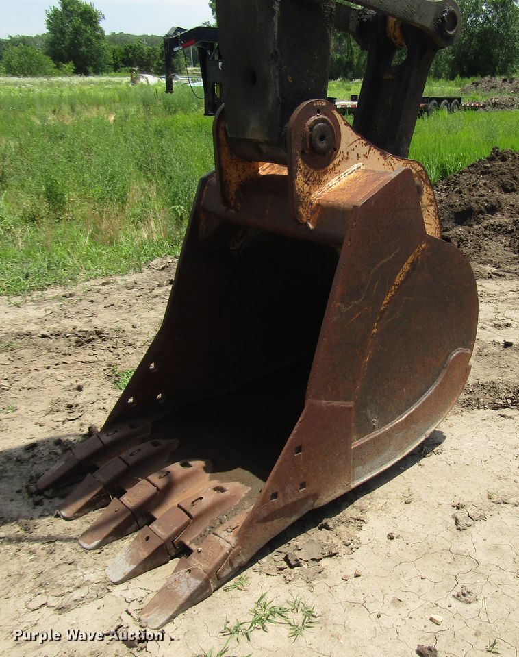 image for item DD6204 1995 John Deere 690E LC excavator