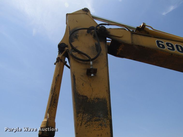 image for item DD6204 1995 John Deere 690E LC excavator