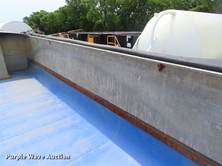 image for item DD6227 2007 East end dump trailer