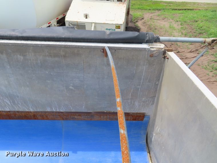 image for item DD6227 2007 East end dump trailer