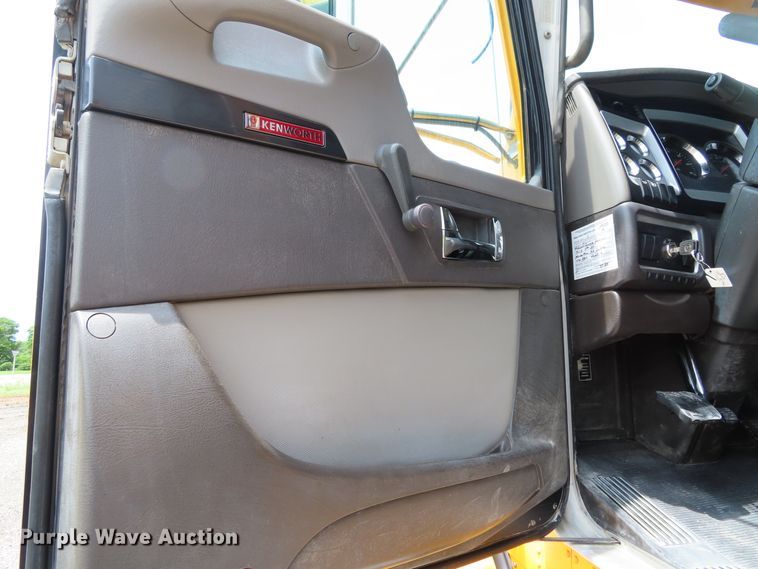 image for item DD6229 2006 Kenworth T800 dump truck