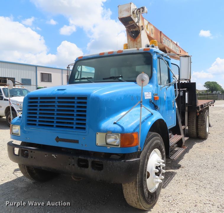 image for item DD6292 1993 International 4700 crane truck