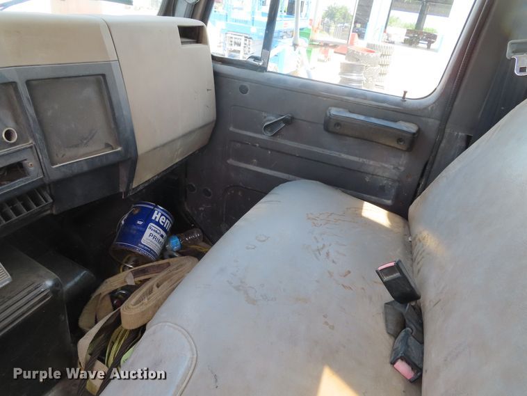 image for item DD6292 1993 International 4700 crane truck