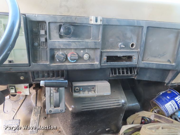 image for item DD6292 1993 International 4700 crane truck