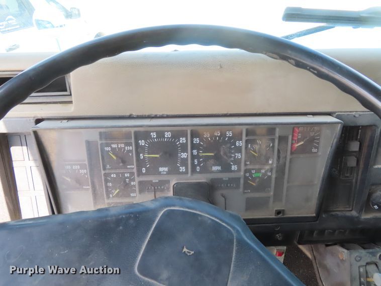 image for item DD6292 1993 International 4700 crane truck