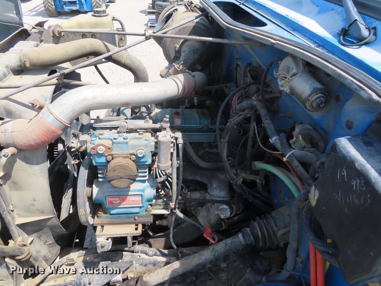 image for item DD6292 1993 International 4700 crane truck