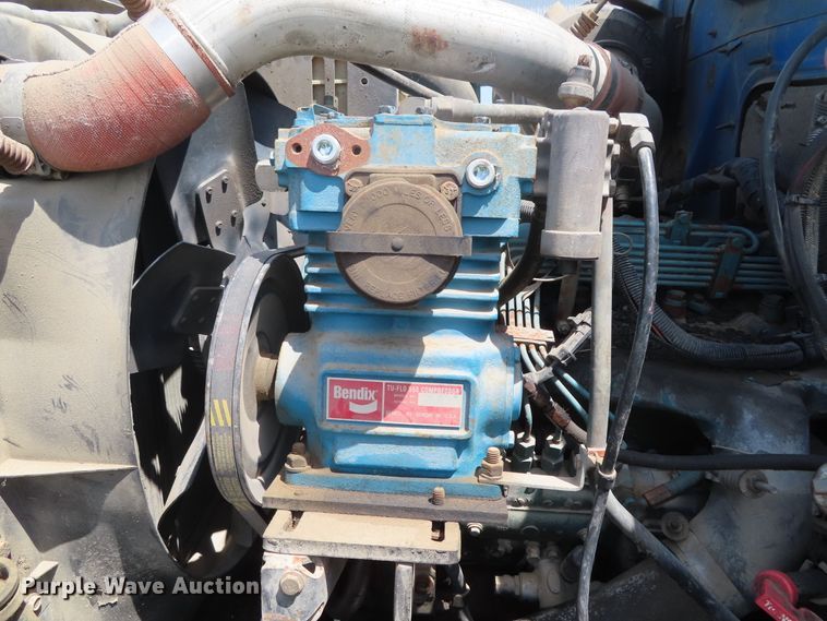 image for item DD6292 1993 International 4700 crane truck