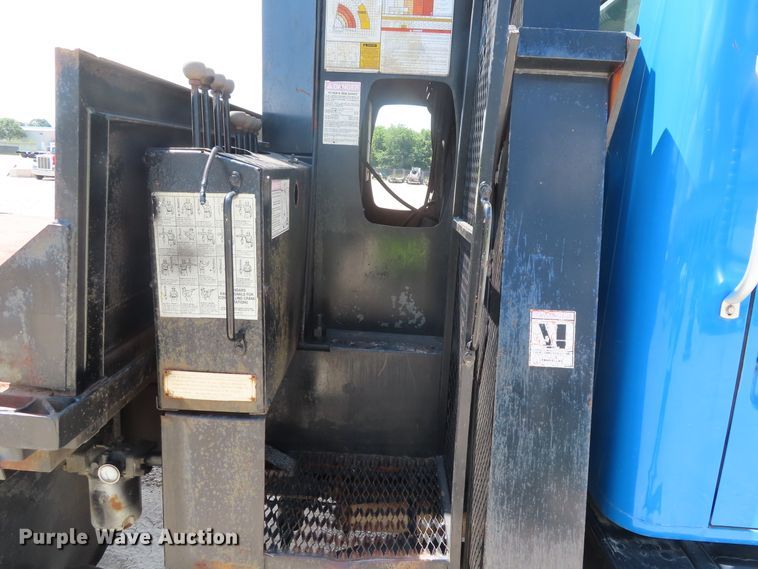 image for item DD6292 1993 International 4700 crane truck