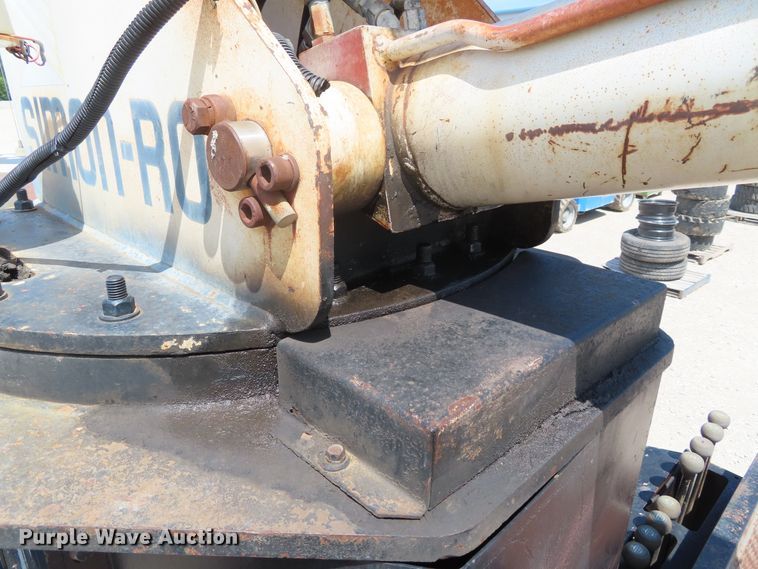 image for item DD6292 1993 International 4700 crane truck