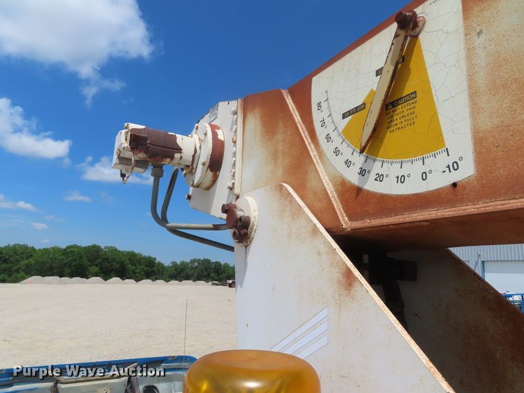 image for item DD6292 1993 International 4700 crane truck