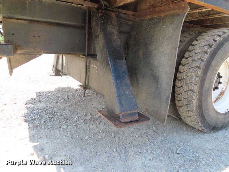 image for item DD6292 1993 International 4700 crane truck