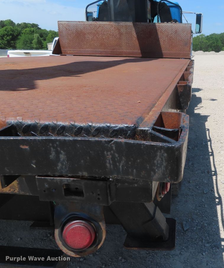 image for item DD6292 1993 International 4700 crane truck