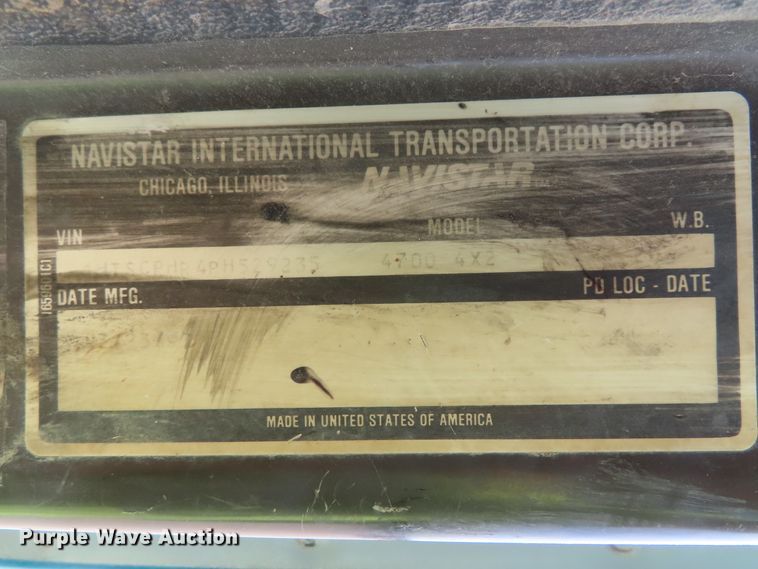 image for item DD6292 1993 International 4700 crane truck