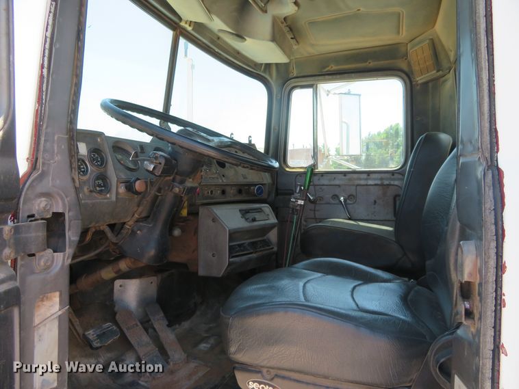 image for item DD7103 1989 Mack R688ST tank truck