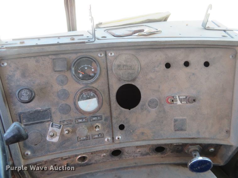 image for item DD7103 1989 Mack R688ST tank truck