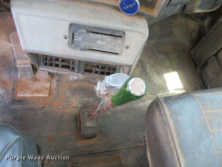 image for item DD7103 1989 Mack R688ST tank truck