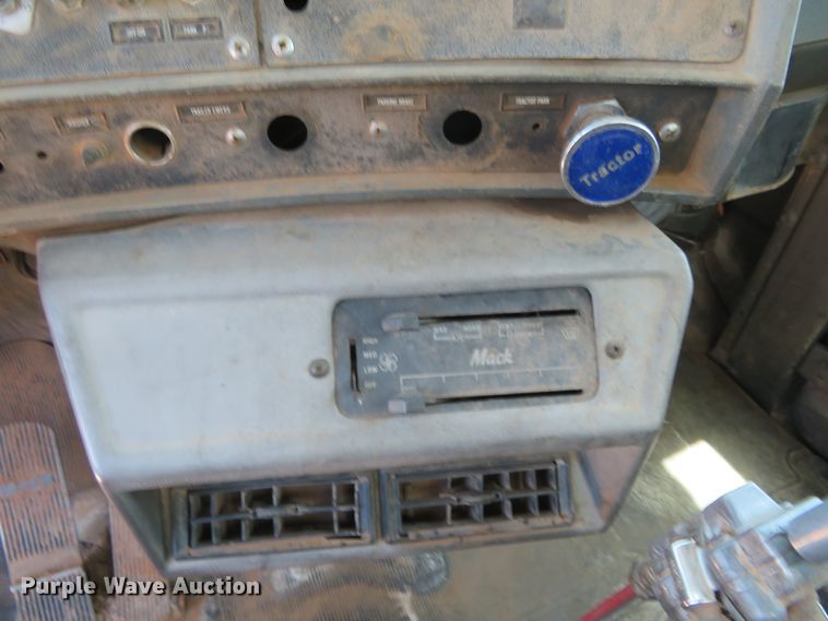 image for item DD7103 1989 Mack R688ST tank truck