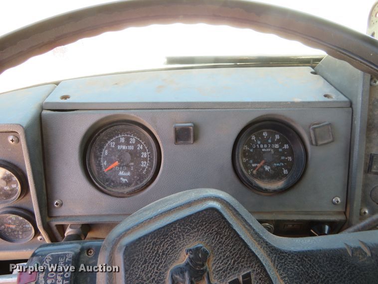 image for item DD7103 1989 Mack R688ST tank truck