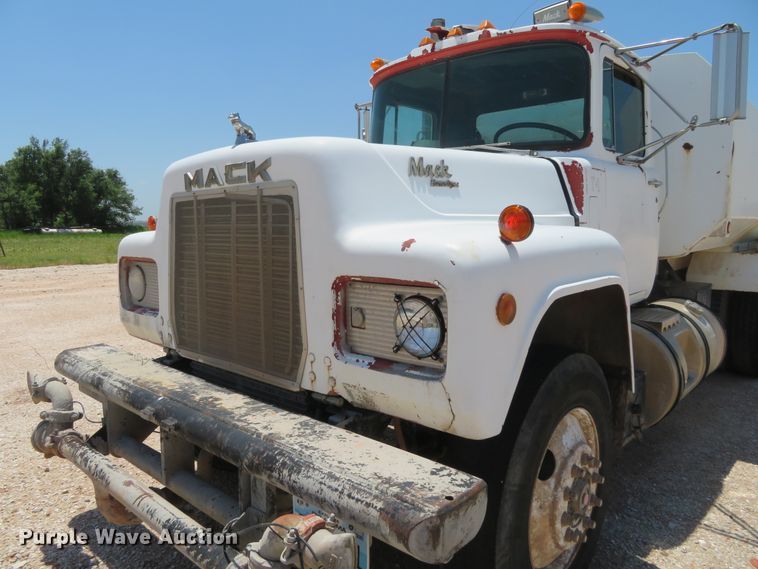 image for item DD7103 1989 Mack R688ST tank truck