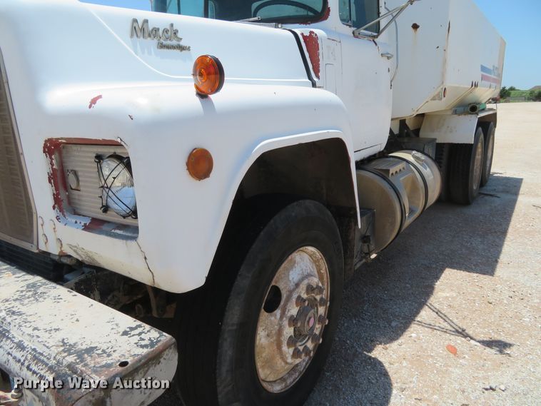 image for item DD7103 1989 Mack R688ST tank truck