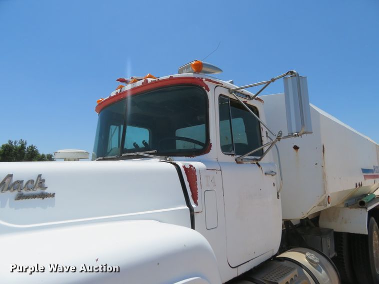 image for item DD7103 1989 Mack R688ST tank truck