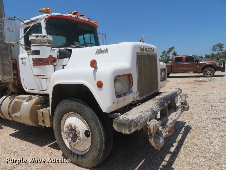 image for item DD7103 1989 Mack R688ST tank truck