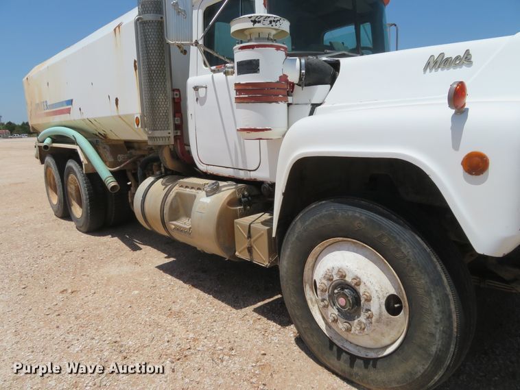 image for item DD7103 1989 Mack R688ST tank truck