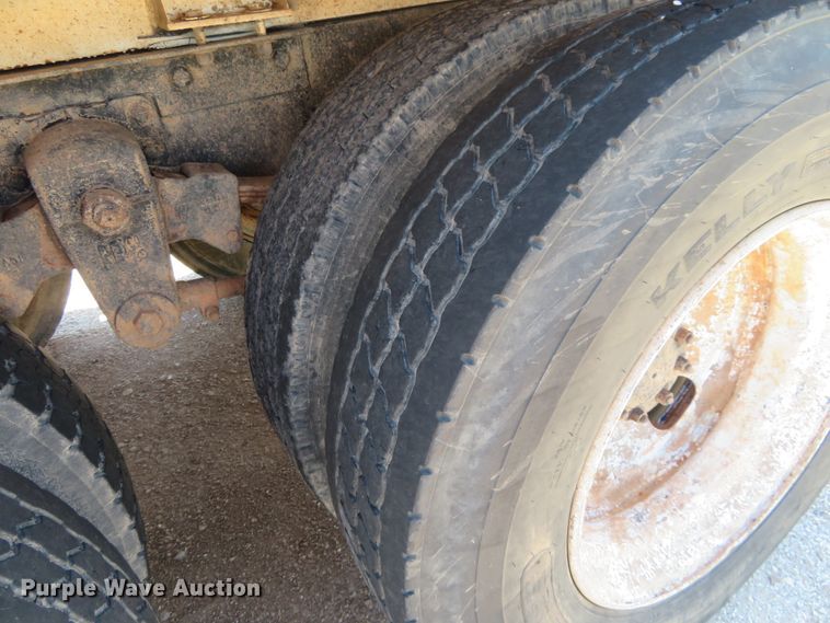 image for item DD7103 1989 Mack R688ST tank truck